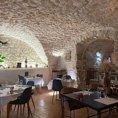 ホテル Logis Restaurant L'esquielle Saint-Géniès-de-Malgoirès
